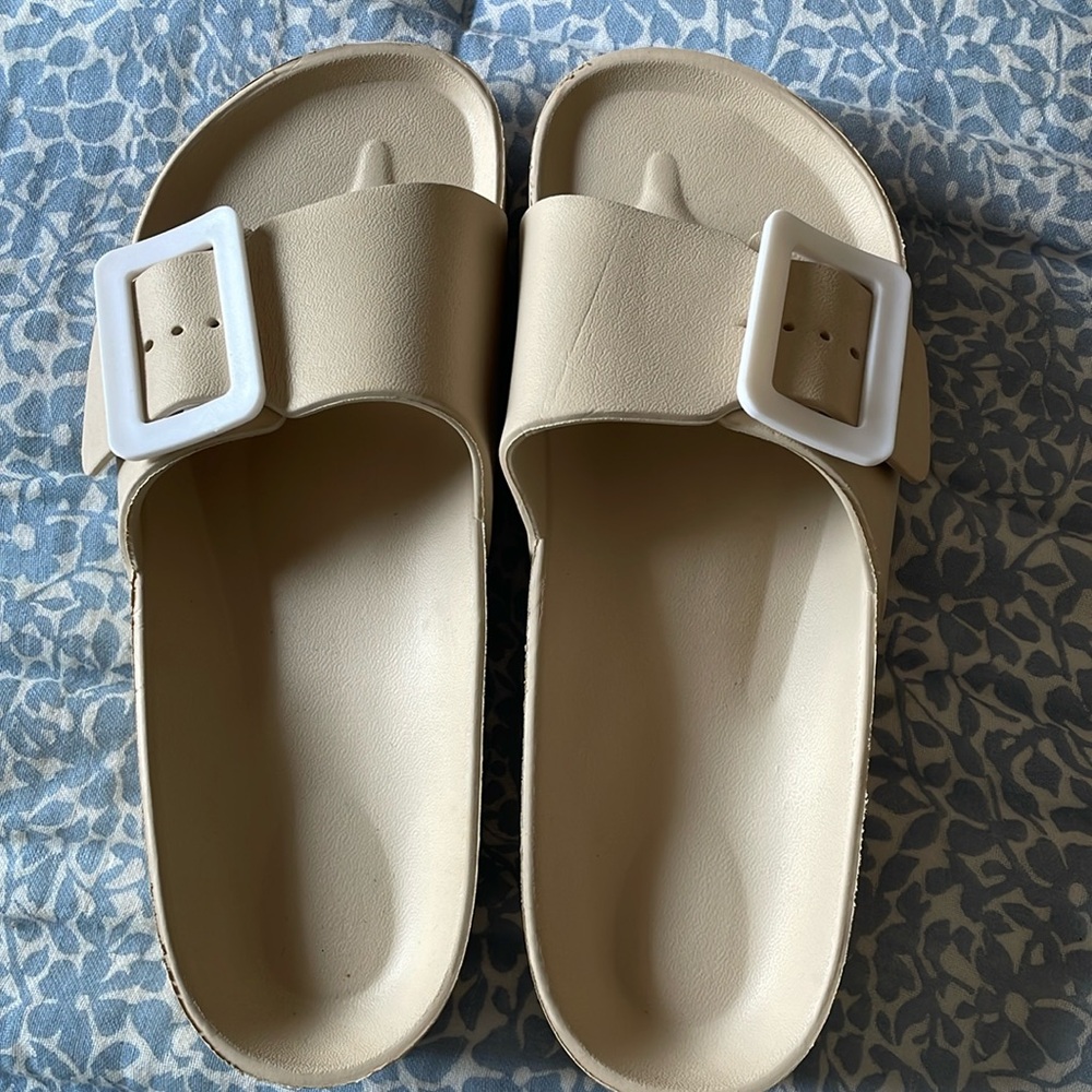 Women’s Cream platform sandals with white buckle accent
